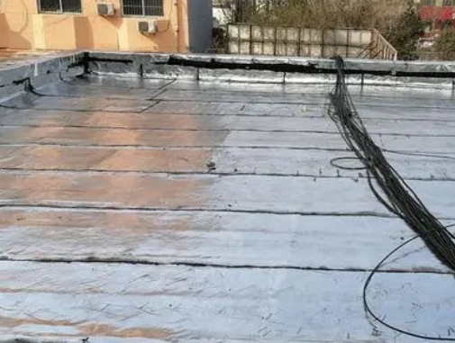 建阳卫生间漏水维修公司分享下建阳屋面楼顶防水刚性防水层施工要点。